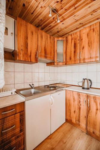 Una cocina o zona de cocina en Domki u Kamyka
