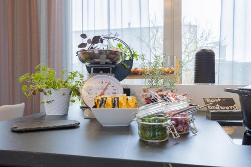 a table with a food processor and plants on it at Holiday Inn - the niu, Blade Solingen by IHG in Solingen