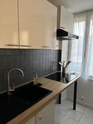 Кухня или мини-кухня в La pause Biardaise -Appartement 2 chambres à Biard
