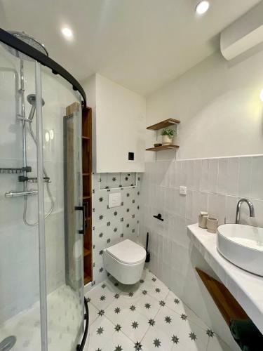 une salle de bain avec une douche, des toilettes et un lavabo dans l'établissement Cosy 1 Bedroom Place Massena, à Nice