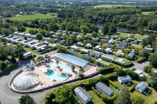- une vue aérienne sur un terrain de camping avec une piscine et un dôme dans l'établissement Camping Paradis Domaine de Bel Air, à Landudec