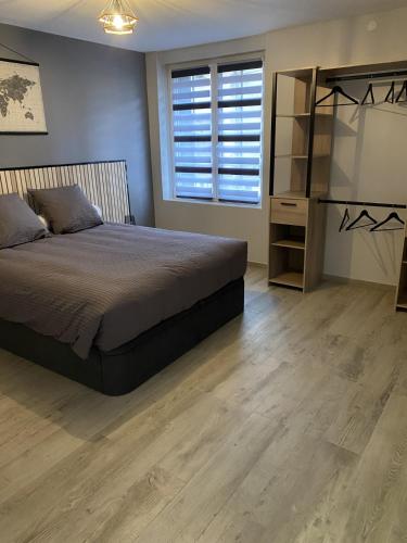 une chambre avec un lit et un parquet dans l'établissement Marilyn guest room, à Bisten-en-Lorraine