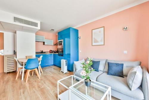 un salon avec un canapé et une table dans l'établissement Superbe T2 - Havre de paix moderne près de La Défense, à Courbevoie