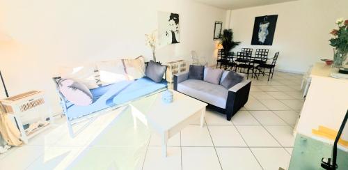 un salon avec un canapé et une table dans l'établissement Ref FLORIAN by Palmes dProperties, à Cannes