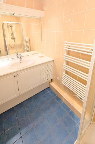 une salle de bain avec un lavabo et un miroir dans l'établissement Ref FLORIAN by Palmes dProperties, à Cannes