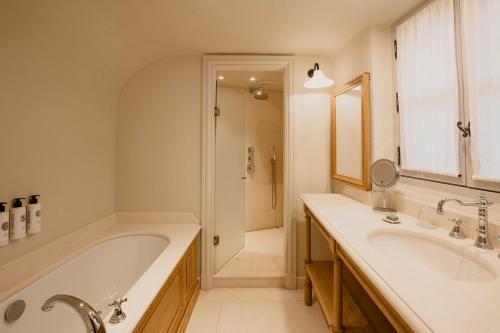 Un baño de Hotel Crillon le Brave