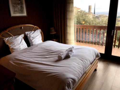 - un lit dans une chambre à côté d'un balcon dans l'établissement Piscine, villa architecte, vue exceptionnelle, à Saint-Georges-les-Bains