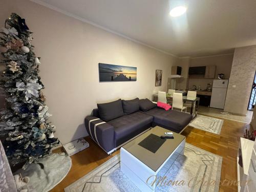 un soggiorno con un divano e un albero di Natale di Miona a Budua