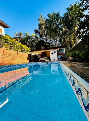 a swimming pool in front of a house at Linda Suite Master no Jd Marajoara em Casa de Alto Padrão in Sao Paulo