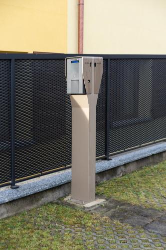 a parking meter in front of a fence at Monolocale Bucaneve - Cascina Da Rosa in Capiago Intimiano