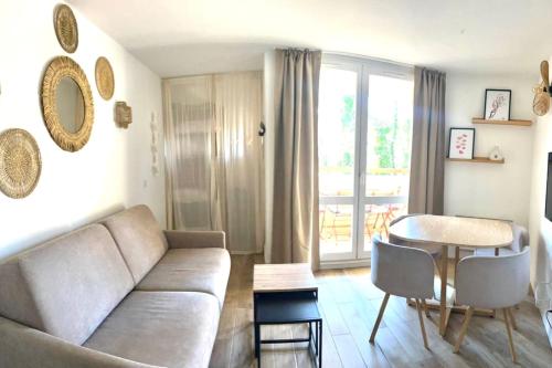 Posedenie v ubytovaní Flat for 4 people with swimming pool tennis court and free parking 227