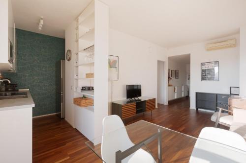 GuestHost - Modern Stay with Balcony near Niguarda Hospital