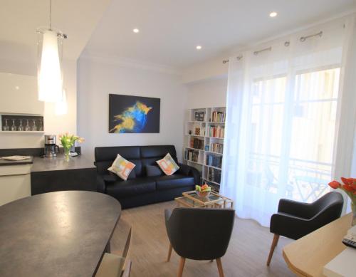 un salon avec un canapé et une table dans l'établissement La Suite Liberation, à Nice