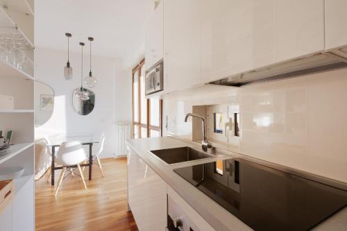 GuestHost - Modern Stay with Balcony near Niguarda Hospital