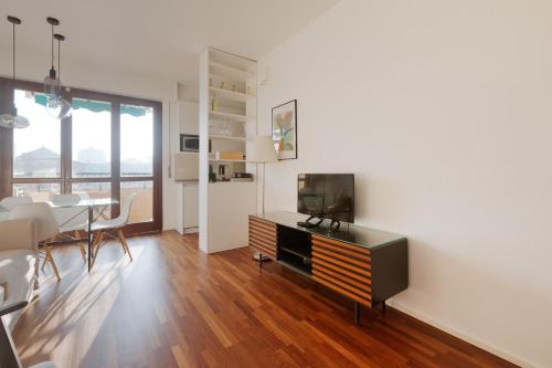 GuestHost - Modern Stay with Balcony near Niguarda Hospital