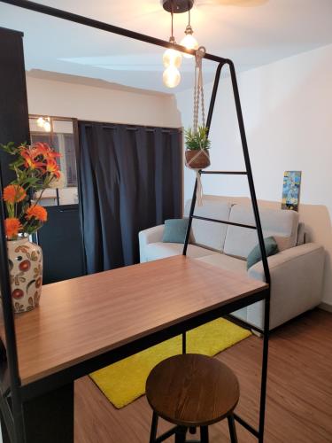 un salon avec une table et un canapé dans l'établissement Studio cosy 21m2 rénové 75019, à Paris
