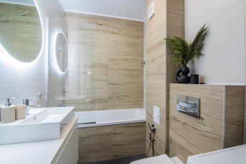 Koupelna v ubytování Denis Premium Suite - Private Parking - EV Station - Netflix - Self Check-in