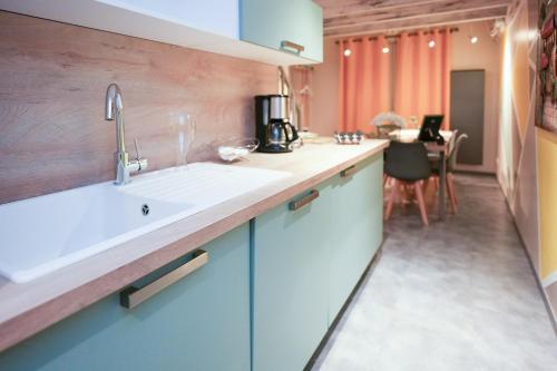 une cuisine avec un évier et un plan de travail dans l'établissement Résidence Les Bergamottes, à Thônes