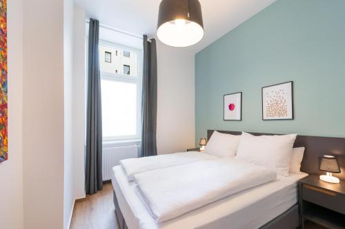 Кровать или кровати в номере BENSIMON apartments Mitte - Moabit