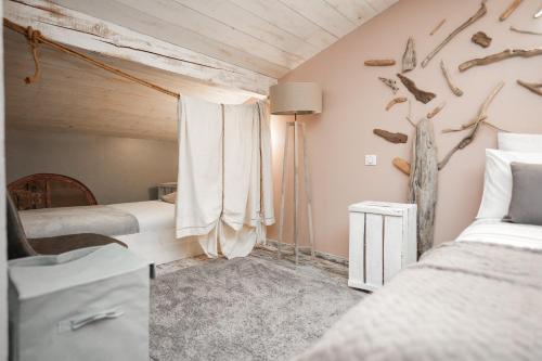 - une chambre avec 2 lits et une fenêtre avec des oiseaux sur le mur dans l'établissement Résidence Les Bergamottes, à Thônes