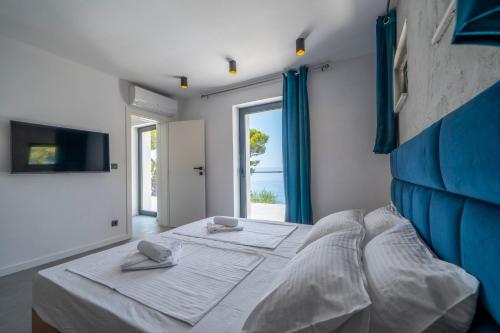 Postel nebo postele na pokoji v ubytování Seafront Villa Serenita
