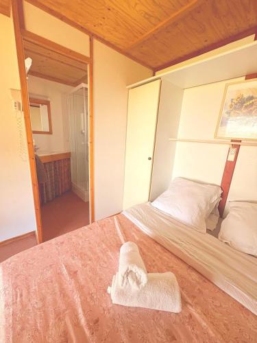 une chambre avec un lit avec une serviette dessus dans l'établissement Chalet à la ferme, à Pouylebon