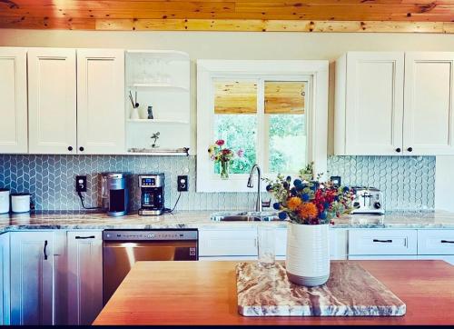 Kuchyň nebo kuchyňský kout v ubytování Lux Family Friendly Mountain Home