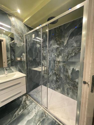 Ένα μπάνιο στο airport apartments camera orchidea