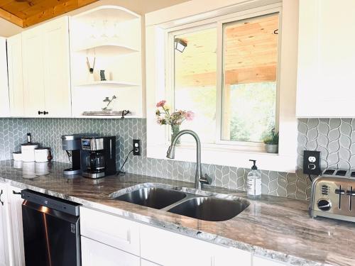 Kuchyň nebo kuchyňský kout v ubytování Lux Family Friendly Mountain Home