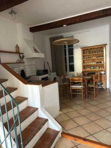 un salon avec une table et une salle à manger dans l'établissement maison charmante village, à Gruissan