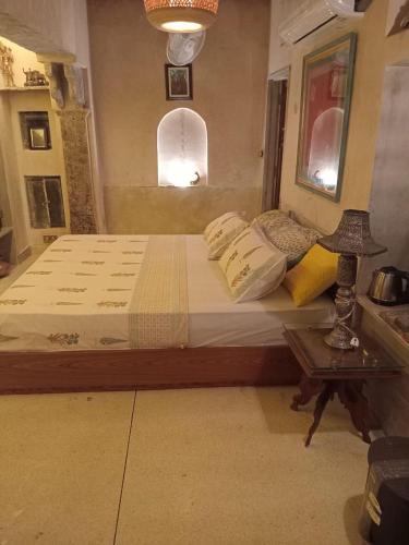 Postel nebo postele na pokoji v ubytování Jorawar House