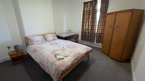 Кровать или кровати в номере Double-Bedroom in the Heart of Salford Manchester GCSW3 Perfect for Short Stays