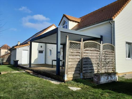 - une terrasse couverte sur le côté de la maison dans l'établissement CatyDany, à Saint-Georges-du-Bois