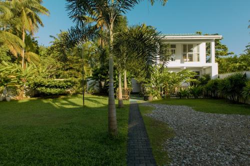 Κήπος έξω από το Phoenix house ahangama