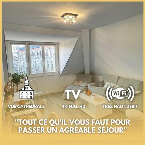 アミアンにあるMagnifique Appartement Vue Cathédraleのベッドと窓のある部屋