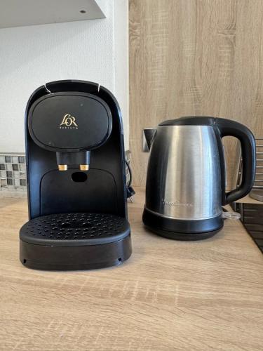 Magnifique Appartement Vue Cathédraleにあるコーヒーまたはお茶
