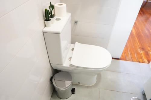 Bilik mandi di Matching Loures Guest House