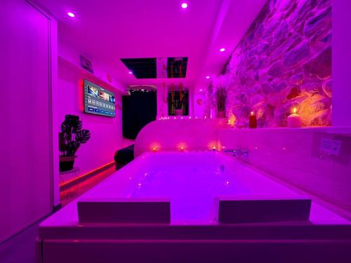 Photo de la galerie de l'établissement Love Room Pierre Scize, à Lyon