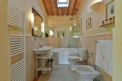 Ένα μπάνιο στο La Marrana Rooms