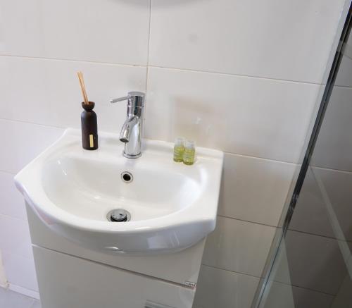 Bilik mandi di Matching Loures Guest House