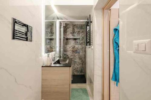 a small bathroom with a sink and a sink at Casa Vacanze San Giacomo Comfort Apartment in Centro a pochi passi dal Mare in Barletta