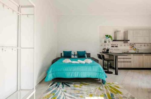 a bedroom with a bed and a desk in a kitchen at Casa Vacanze San Giacomo Comfort Apartment in Centro a pochi passi dal Mare in Barletta