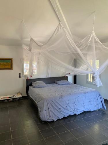 une chambre avec un lit avec moustiquaire dans l'établissement Villa - 6 pers - 3 chambres - Piscine - Climatisations, à Sanary-sur-Mer