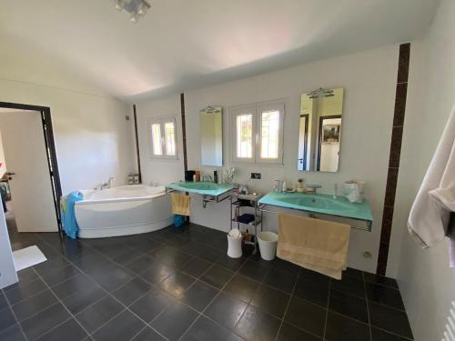 La salle de bains est pourvue d'une baignoire, de 2 lavabos et d'une baignoire. dans l'établissement Villa - 6 pers - 3 chambres - Piscine - Climatisations, à Sanary-sur-Mer