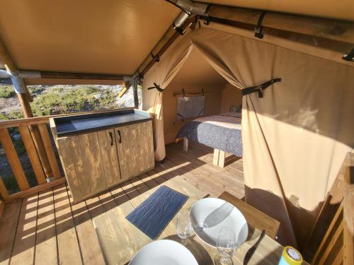 widok na namiot z łóżkiem w obiekcie Camping le Cézanne Montagne Sainte-Victoire w mieście Puyloubier