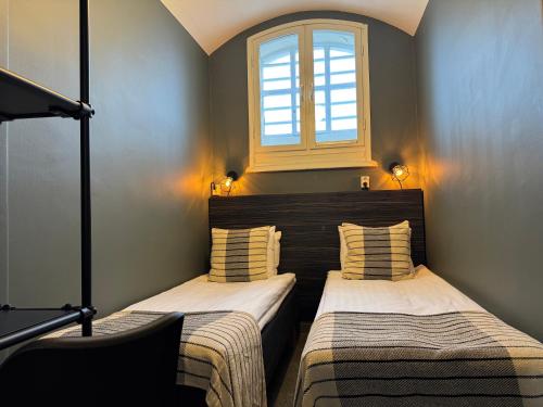 Postel nebo postele na pokoji v ubytování Hotell Fängelset Västervik
