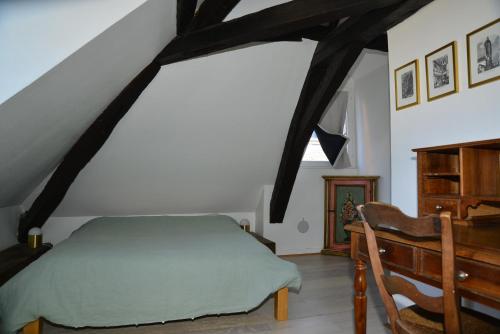 une chambre avec un lit, un bureau et une chaise dans l'établissement Tours hypercentre - Vieux Tours, à Tours