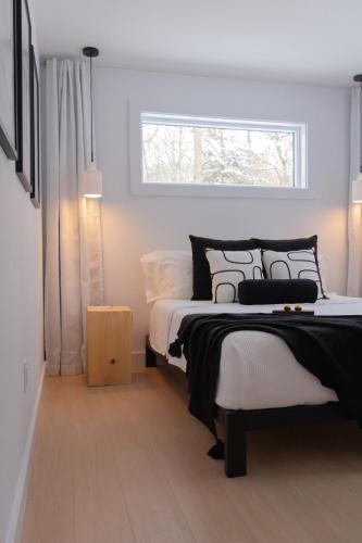a bedroom with two beds and a window at Armoni Ski & Spa in Cantley
