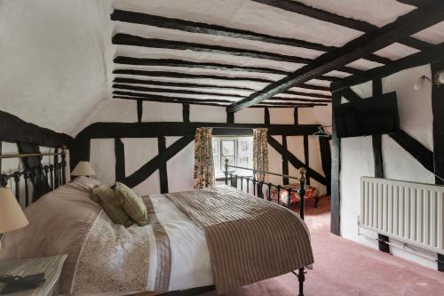 ein Schlafzimmer mit einem großen Bett in einem Zimmer in der Unterkunft Willow Cottage in Saxtead
