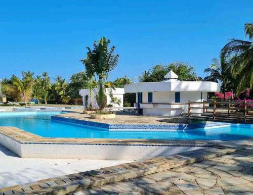 una piscina frente a una villa en Ocean view diani, en Ukunda